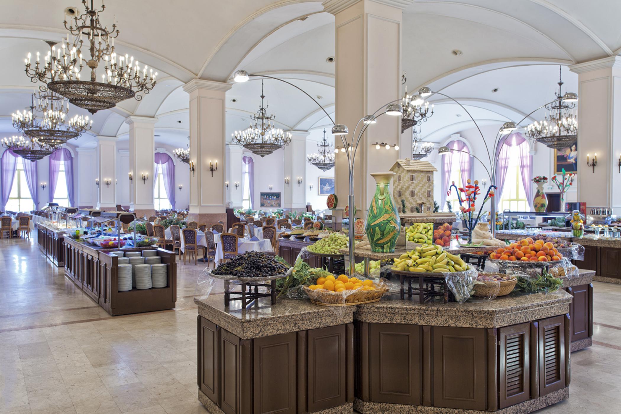 Kremlin Palace Antalia Esterno foto The buffet at the Grand Hotel