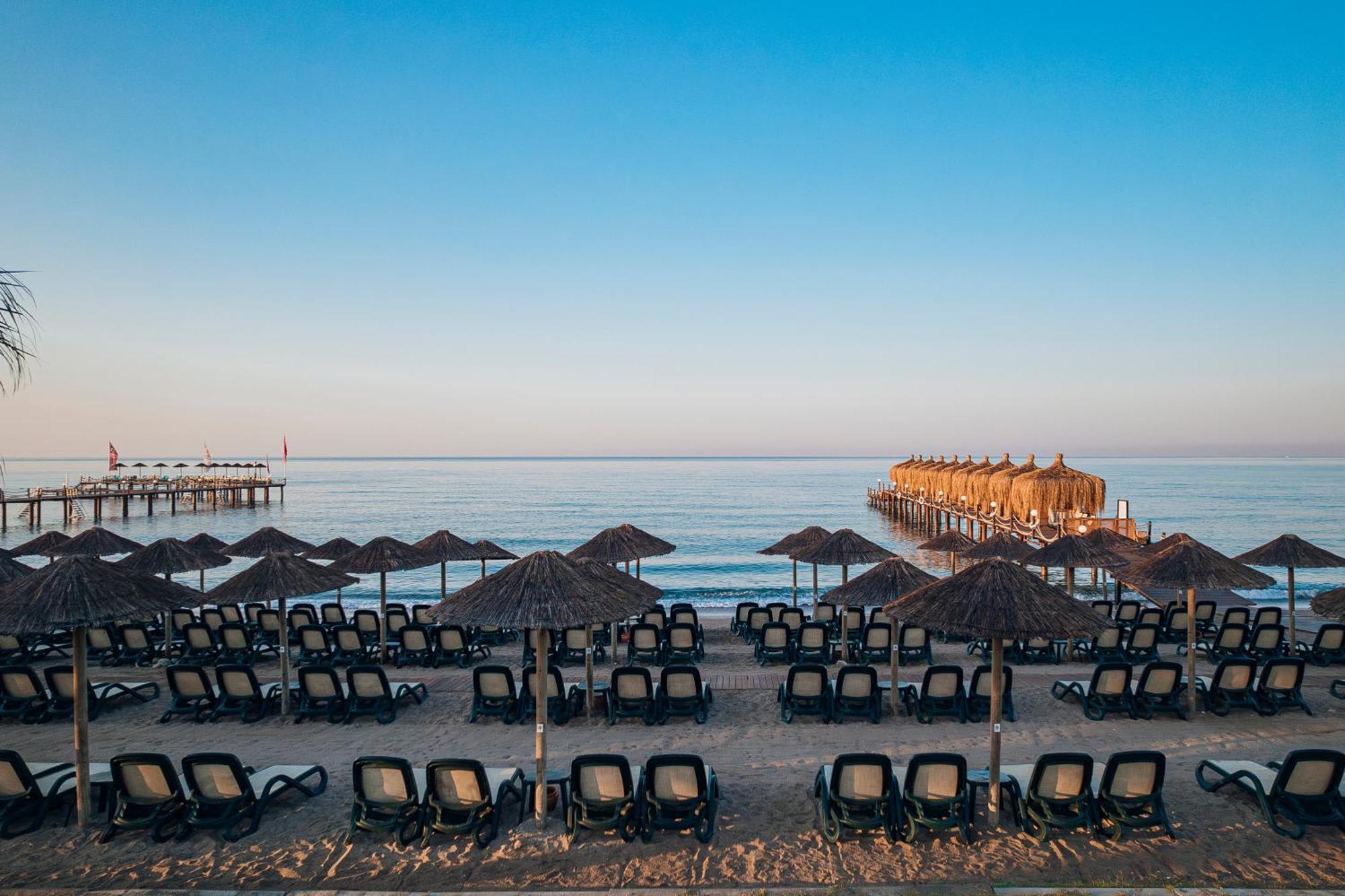 Kremlin Palace Antalia Esterno foto The beach at the resort