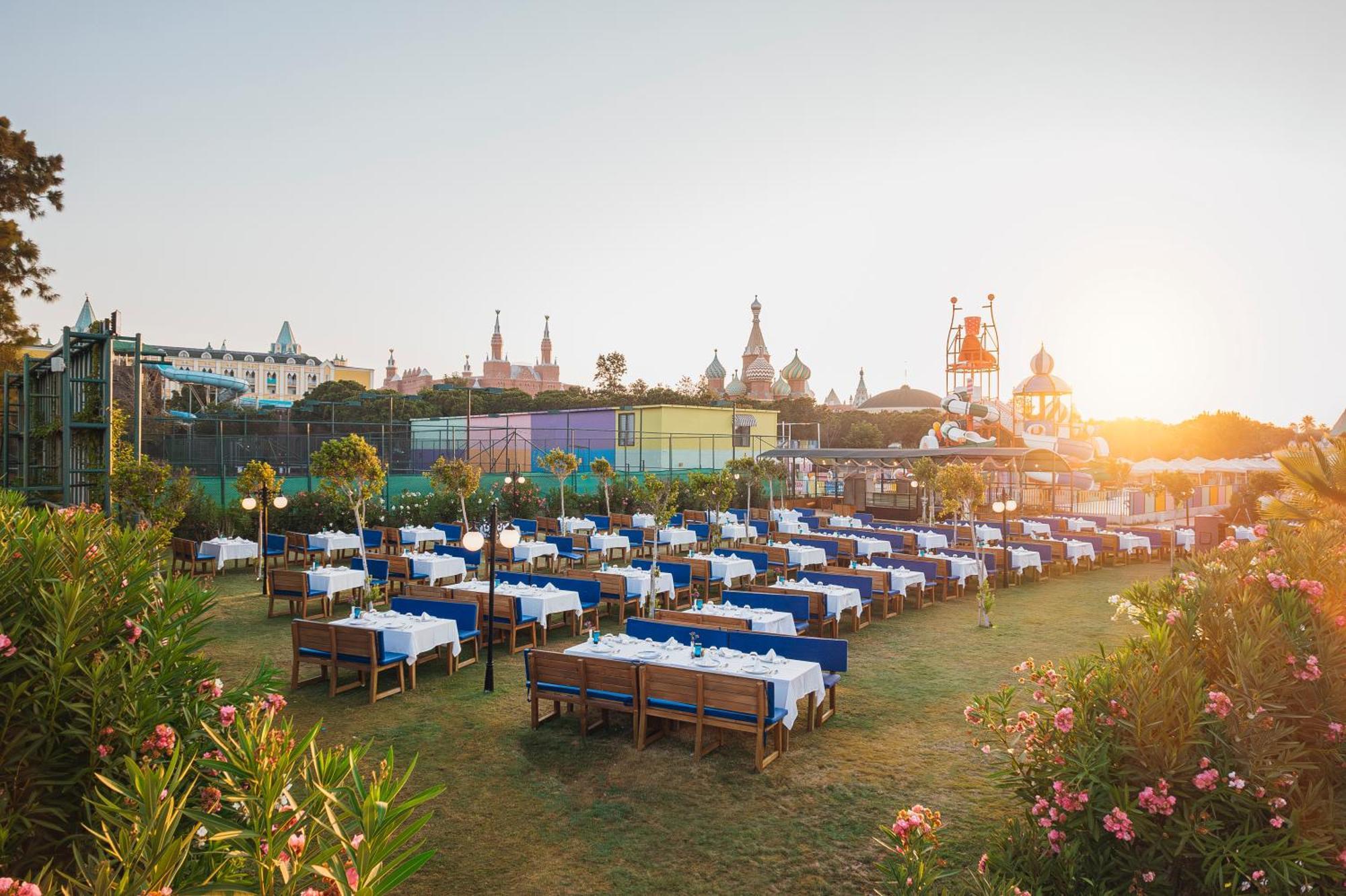 Kremlin Palace Antalia Esterno foto The lawn at the resort